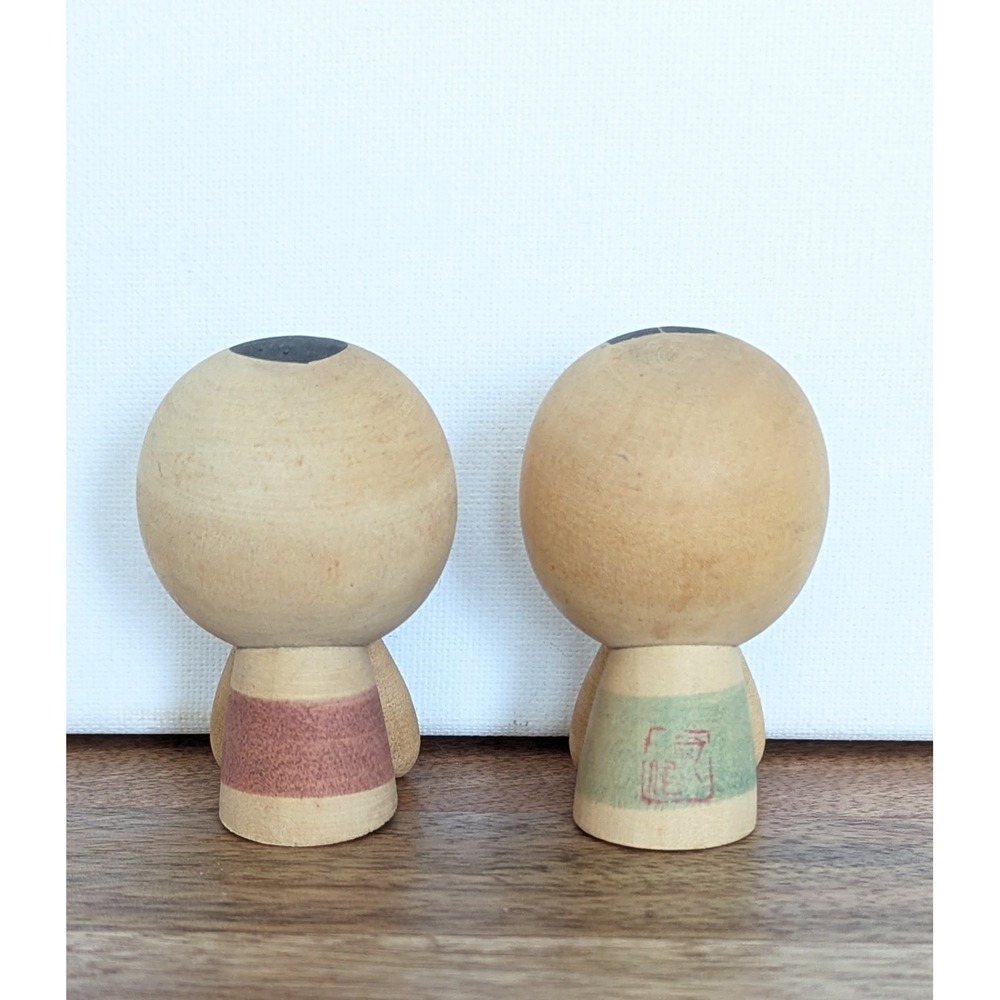 Pair Vintage Japanese Kokeshi Dolls Signed Hand Painted Wood Cute 2.5"Boy Girl - Picture 3 of 13